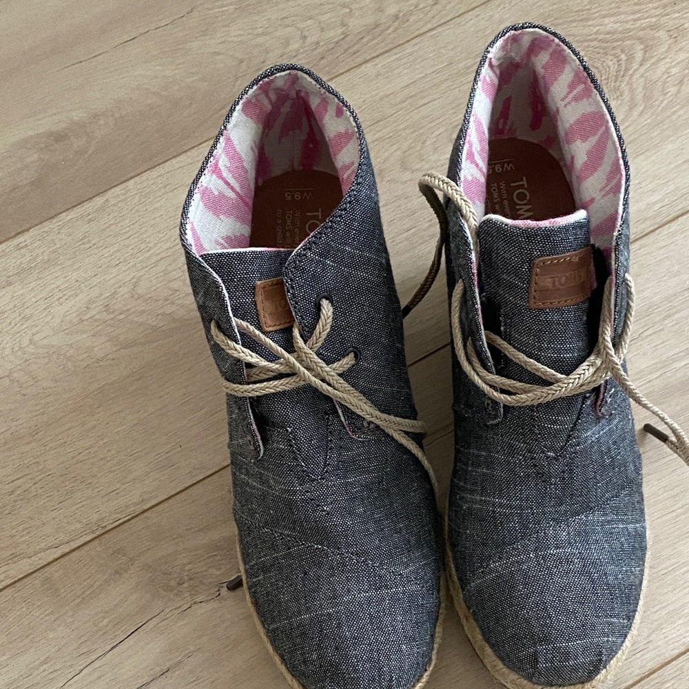 TOMS Charcoal Lace-Up Shoes with Pink Lining